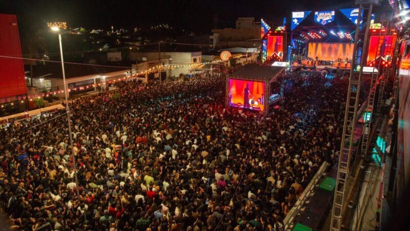 Nattan e Zé Vaqueiro arrastam multidão e lotam Pátio de Eventos no São João de Arcoverde