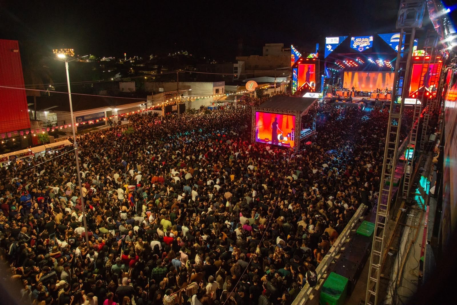 Nattan e Zé Vaqueiro arrastam multidão e lotam Pátio de Eventos no São João de Arcoverde