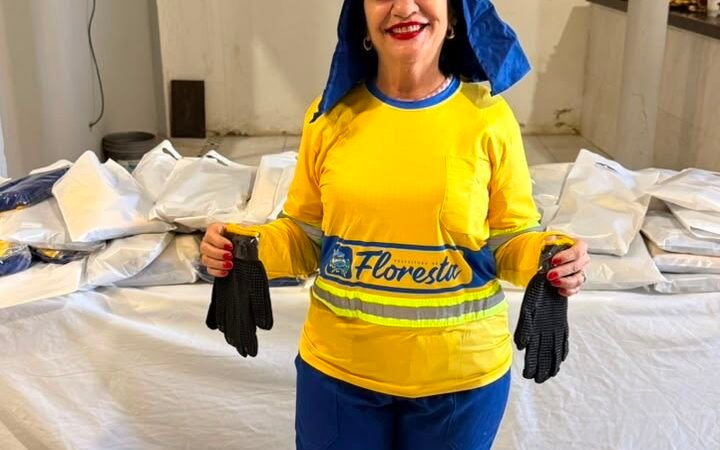 Prefeita de Floresta, Rorró Maniçoba, veste novo fardamento durante entrega de kits e reforça valorização da equipe da Limpeza Urbana