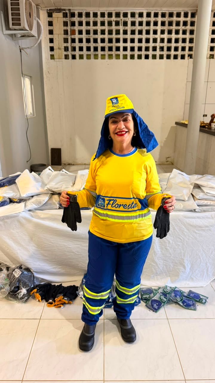 Prefeita de Floresta, Rorró Maniçoba, veste novo fardamento durante entrega de kits e reforça valorização da equipe da Limpeza Urbana