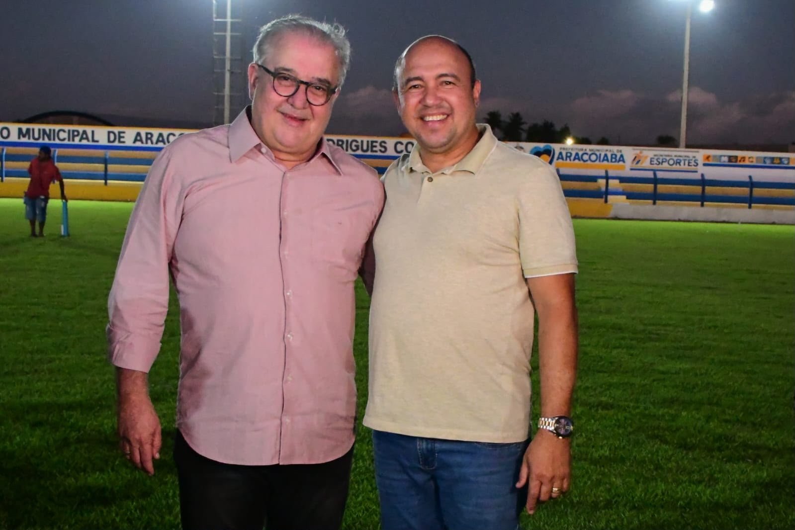 Augusto Coutinho vistoria estádio erguido com recursos de seu mandato a anuncia novo pátio de eventos em Araçoiaba