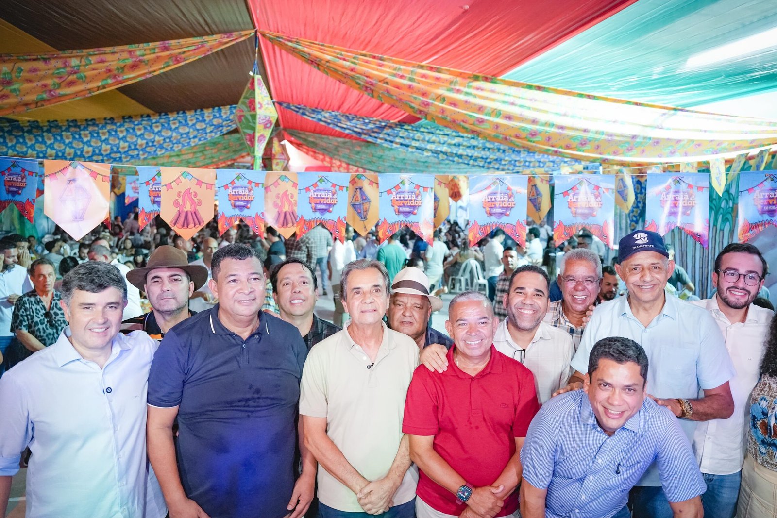 Ao lado do presidente da Câmara Irmão Genival e da bancada de vereadores de Ipojuca, Lula e Eduardo da Fonte participam do Arraiá do Servidor