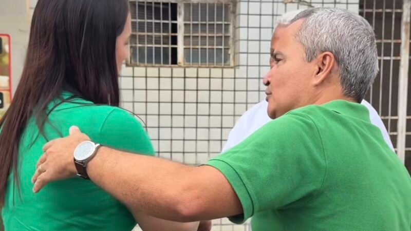 Em Joaquim Nabuco, Lírio Júnior recebe Juliana de Chaparral durante visita à feira livre