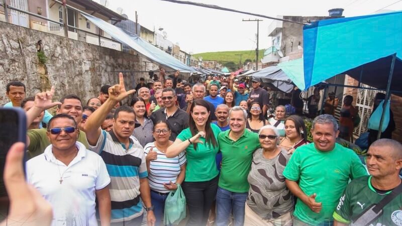Em Joaquim Nabuco, Lírio Júnior recebe Juliana de Chaparral durante visita à feira livre