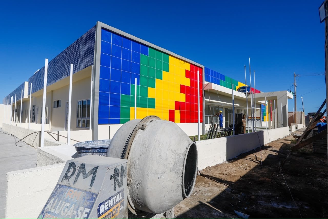 Governo de Pernambuco tem mais de 70% de obra para entrega de creche em Arcoverde e segue com construção do prédio de Bombeiros em Afogados da Ingazeira