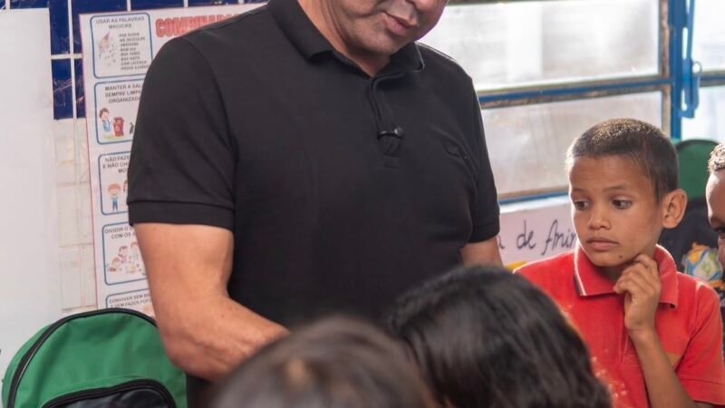 Prefeito Fabiano Marques na manhã da última segunda feira deu início as entregas de brinquedotecas e kits escolares na rede municipal