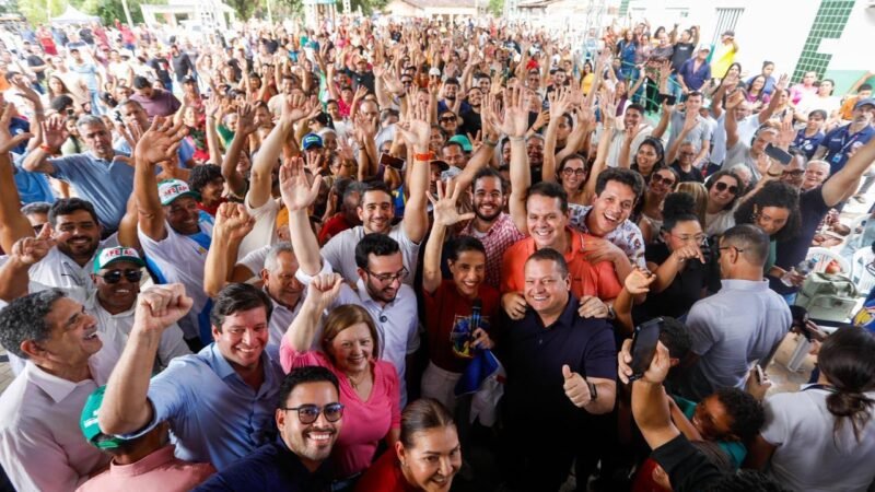 Vice-prefeito Neto Melo e ex-prefeito Beto Melo participam da entrega de fertilizantes do Programa Terra Plantar em Palmares