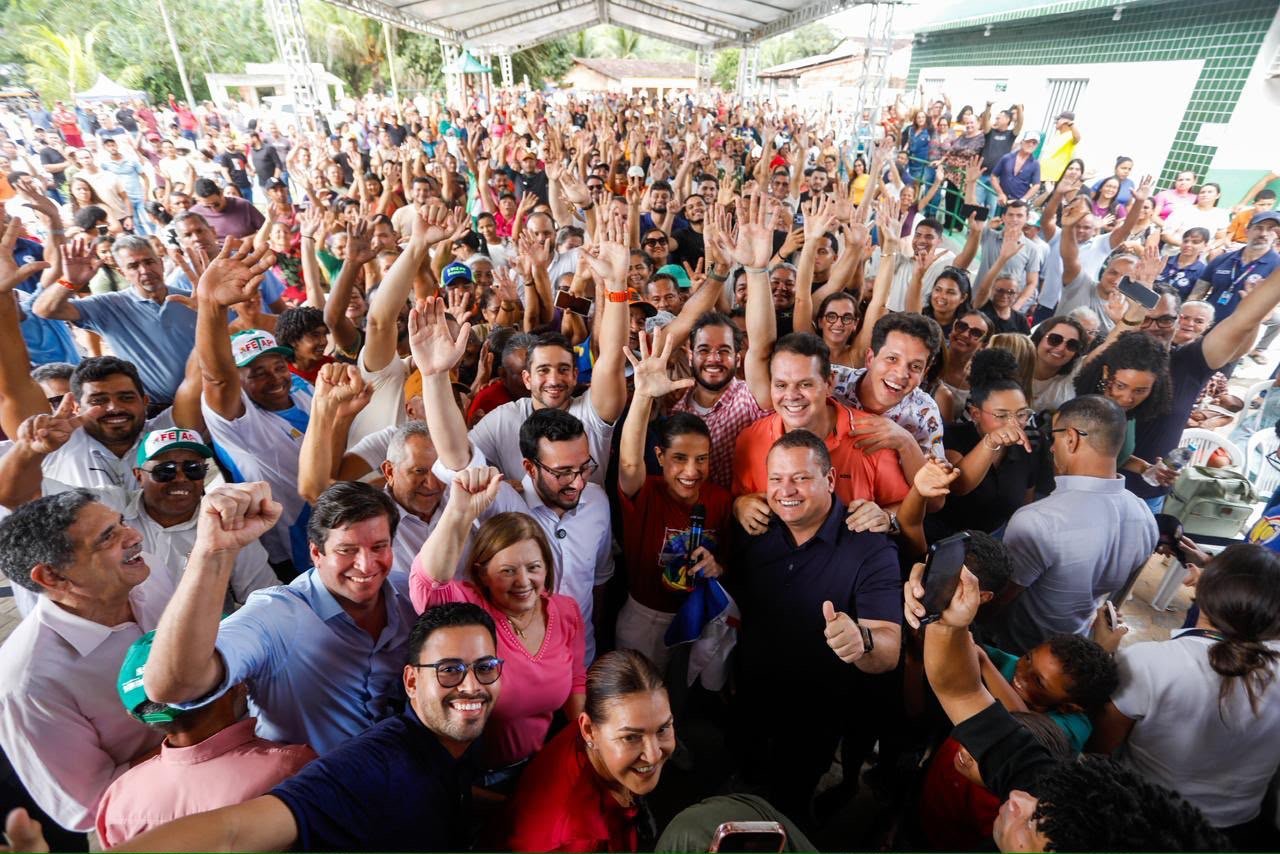 Vice-prefeito Neto Melo e ex-prefeito Beto Melo participam da entrega de fertilizantes do Programa Terra Plantar em Palmares