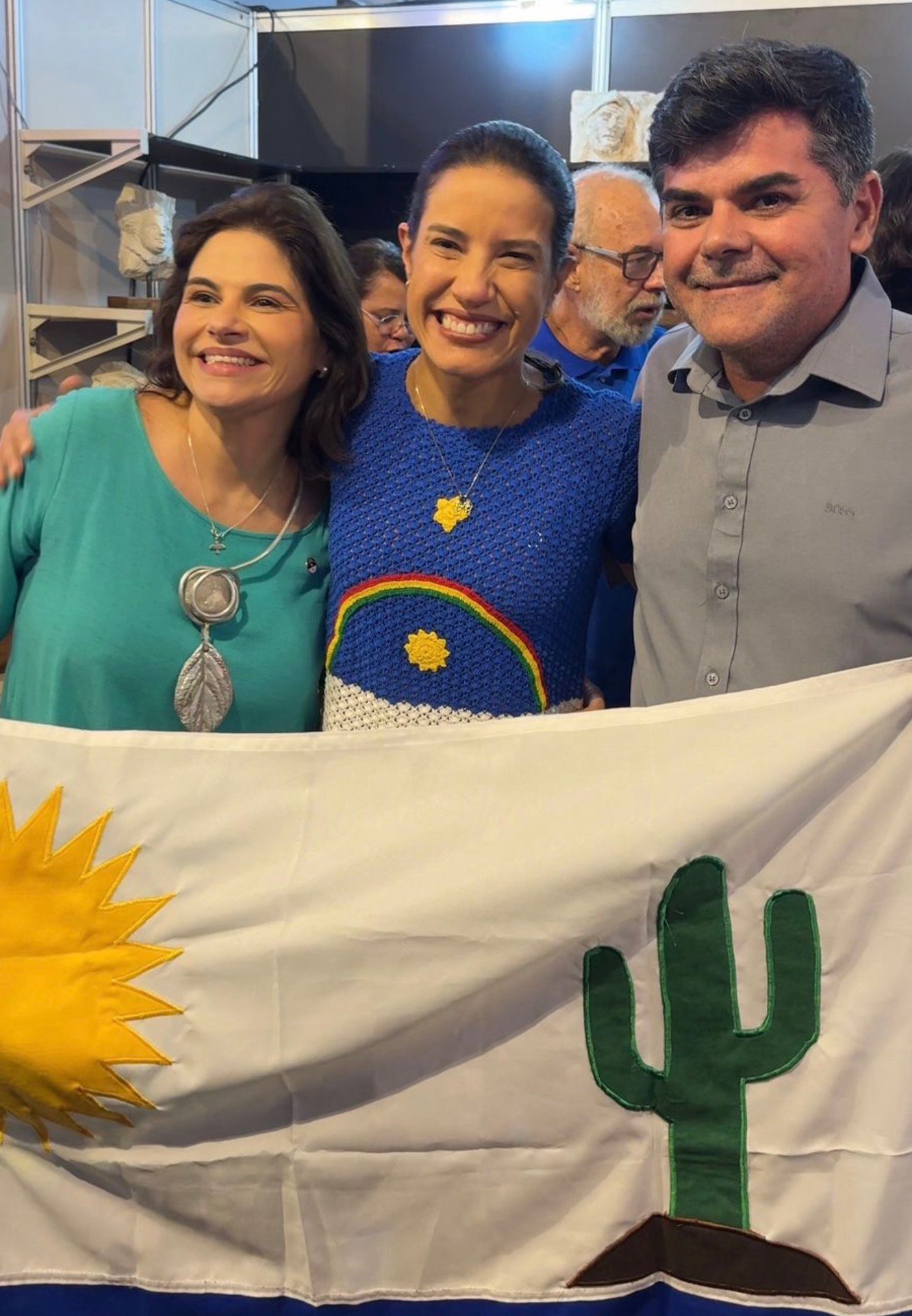 Ao lado a governadora Raquel Lyra, o prefeito de Belém do São Francisco, Calby Carvalho celebra estande do município na Fenearte 2026