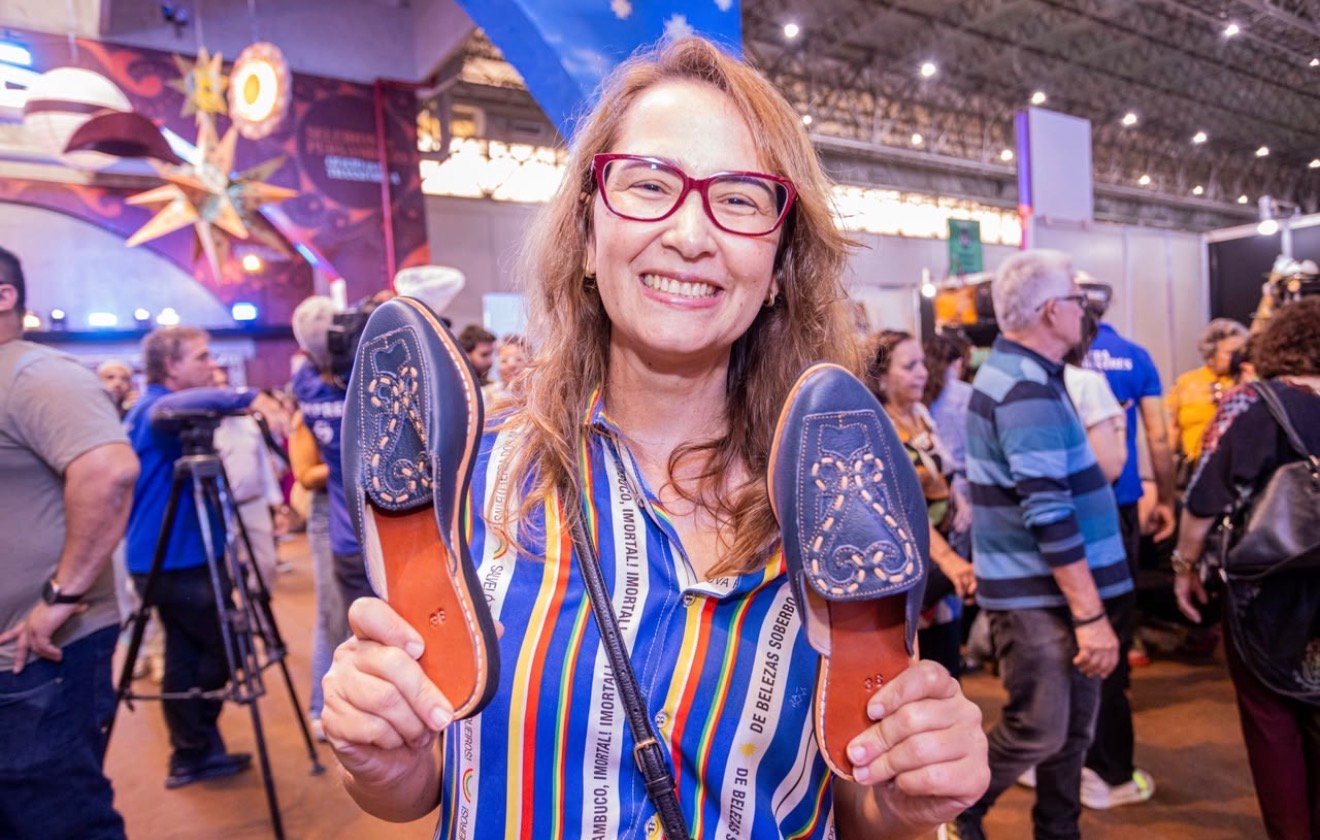 Débora Almeida prestigia abertura da 26ª FENEARTE no Centro de Convenções, em Olinda