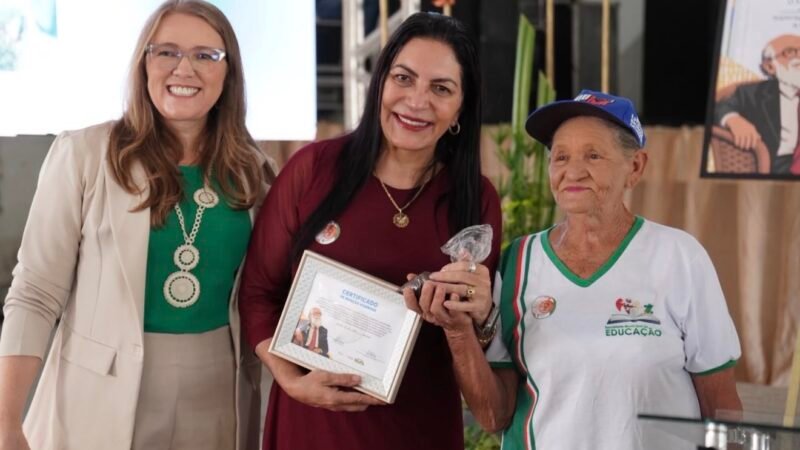 Prefeitura de Jataúba celebra menção honrosa da Medalha Paulo Freire