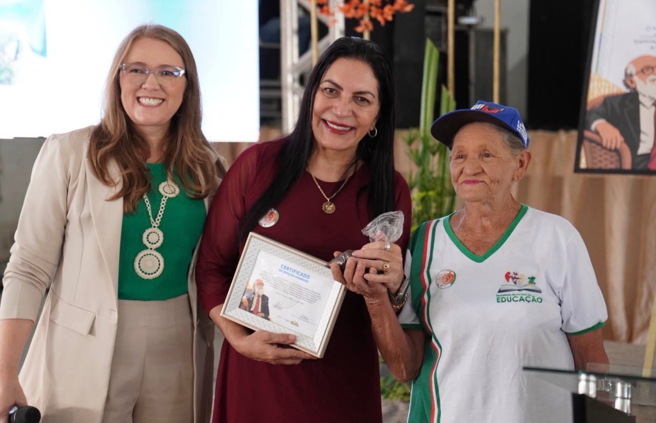 Prefeitura de Jataúba celebra menção honrosa da Medalha Paulo Freire