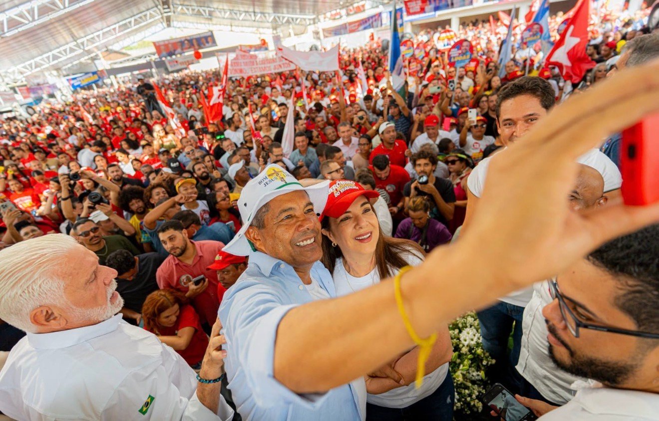 Jerônimo reúne multidão e 33 prefeitos e ex-prefeitos em demonstração de força política no PGP de Bom Jesus da Lapa
