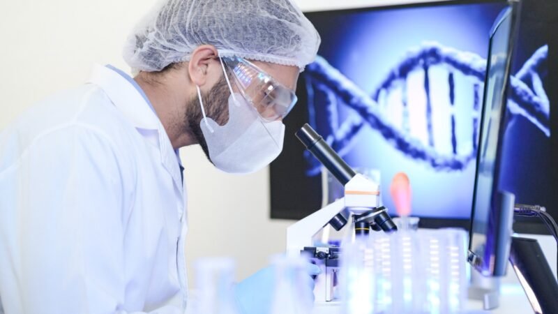 Há 40 anos, a genética médica já ajudava a decifrar doenças. Hoje, transforma diagnósticos, tratamentos e o futuro da medicina