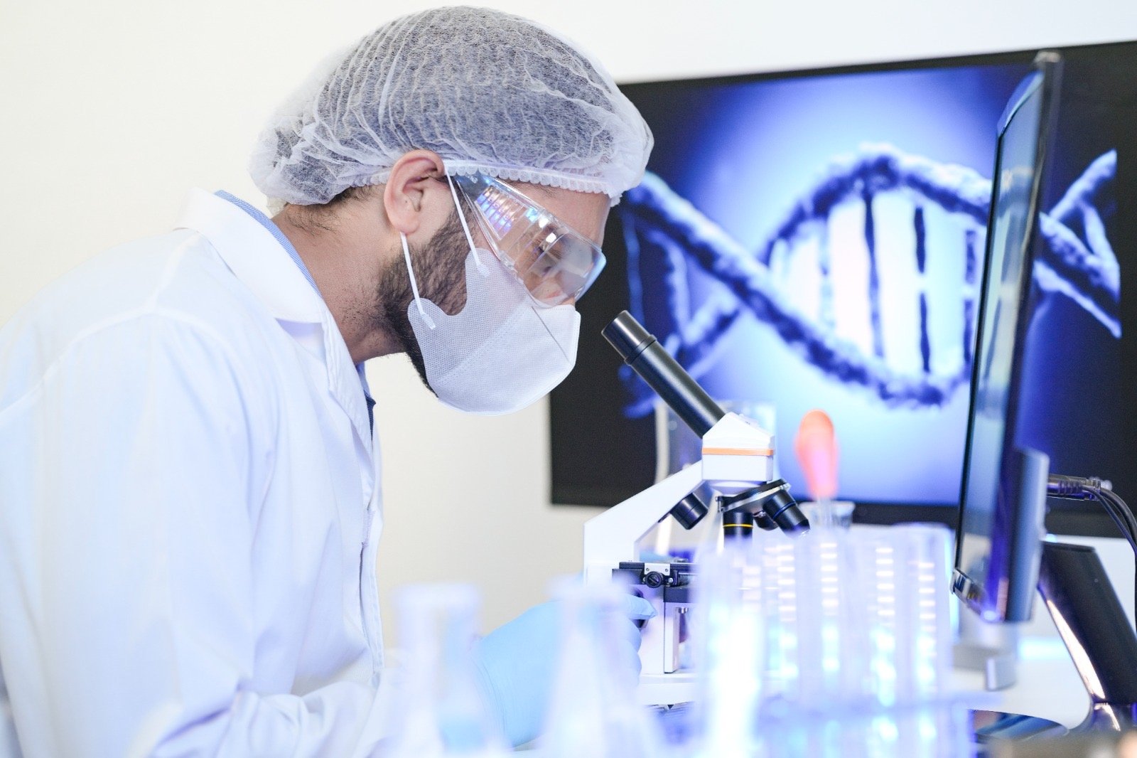 Há 40 anos, a genética médica já ajudava a decifrar doenças. Hoje, transforma diagnósticos, tratamentos e o futuro da medicina