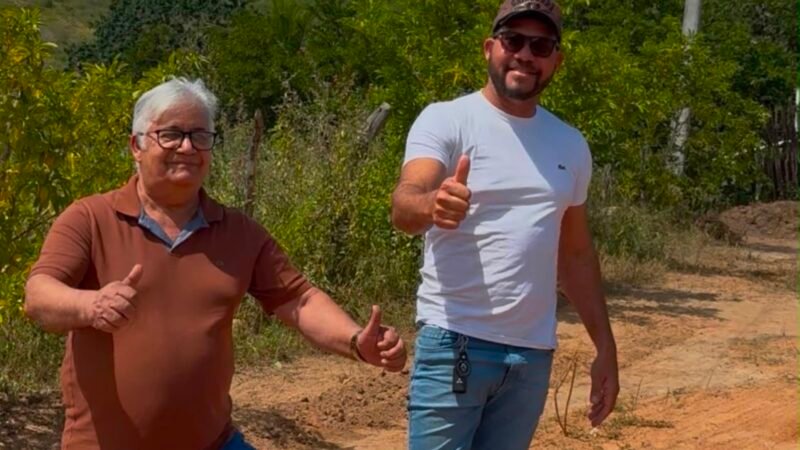 Deputado Abimael Santos acompanha obra que levará água para o Sítio Serra de Lajes, em Caruaru