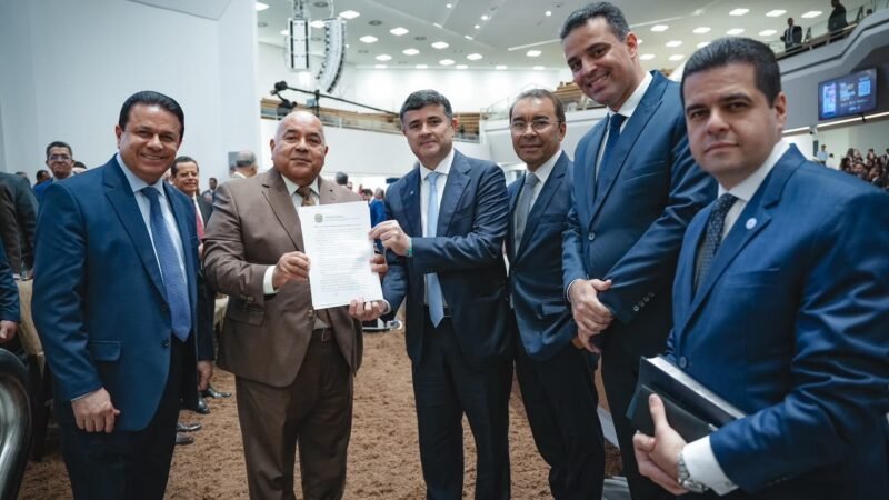 Eduardo da Fonte entrega a Pastor Ailton Carta de Compromisso em defesa das pautas cristãs, ao lado de Adalto Santos