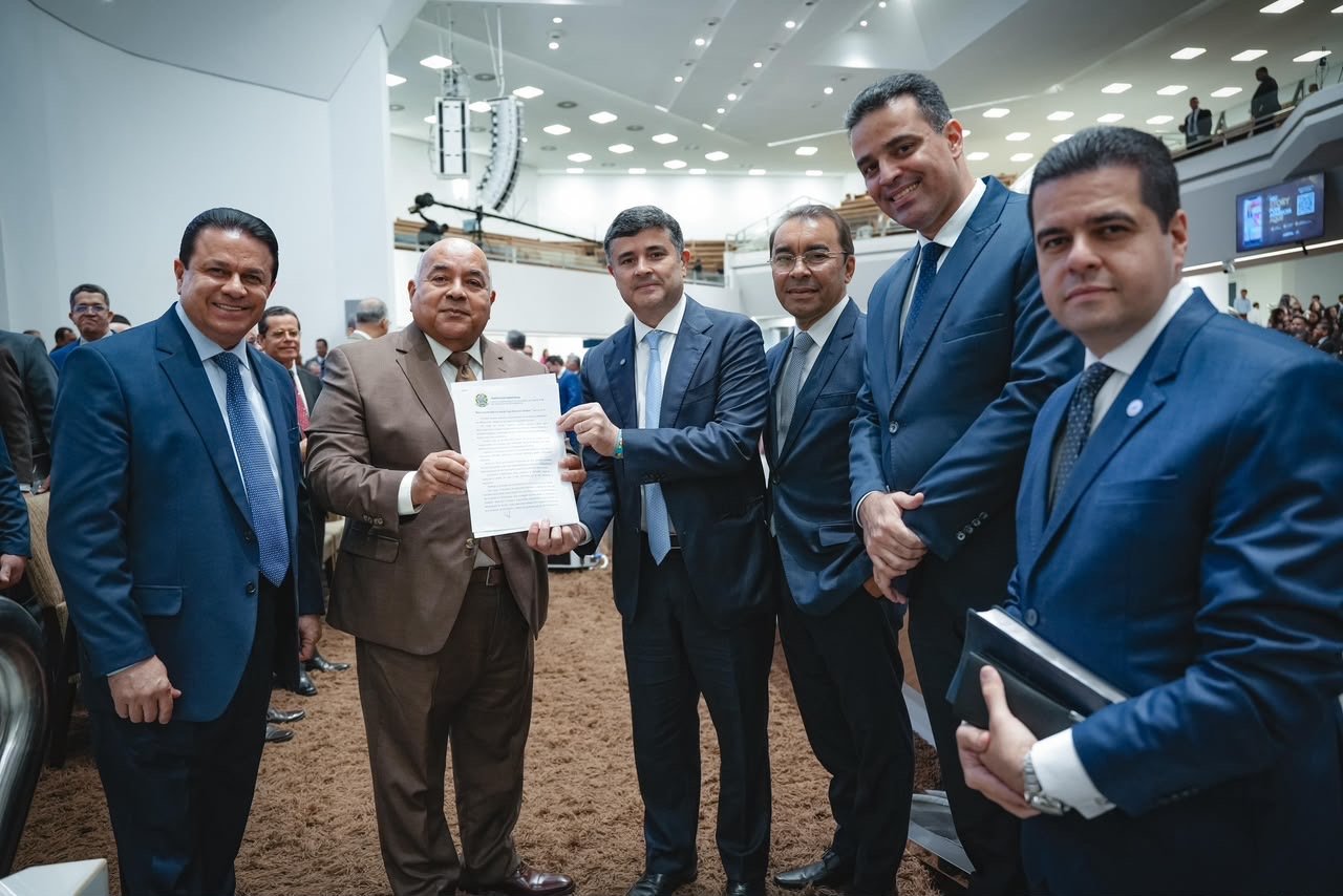 Eduardo da Fonte entrega a Pastor Ailton Carta de Compromisso em defesa das pautas cristãs, ao lado de Adalto Santos