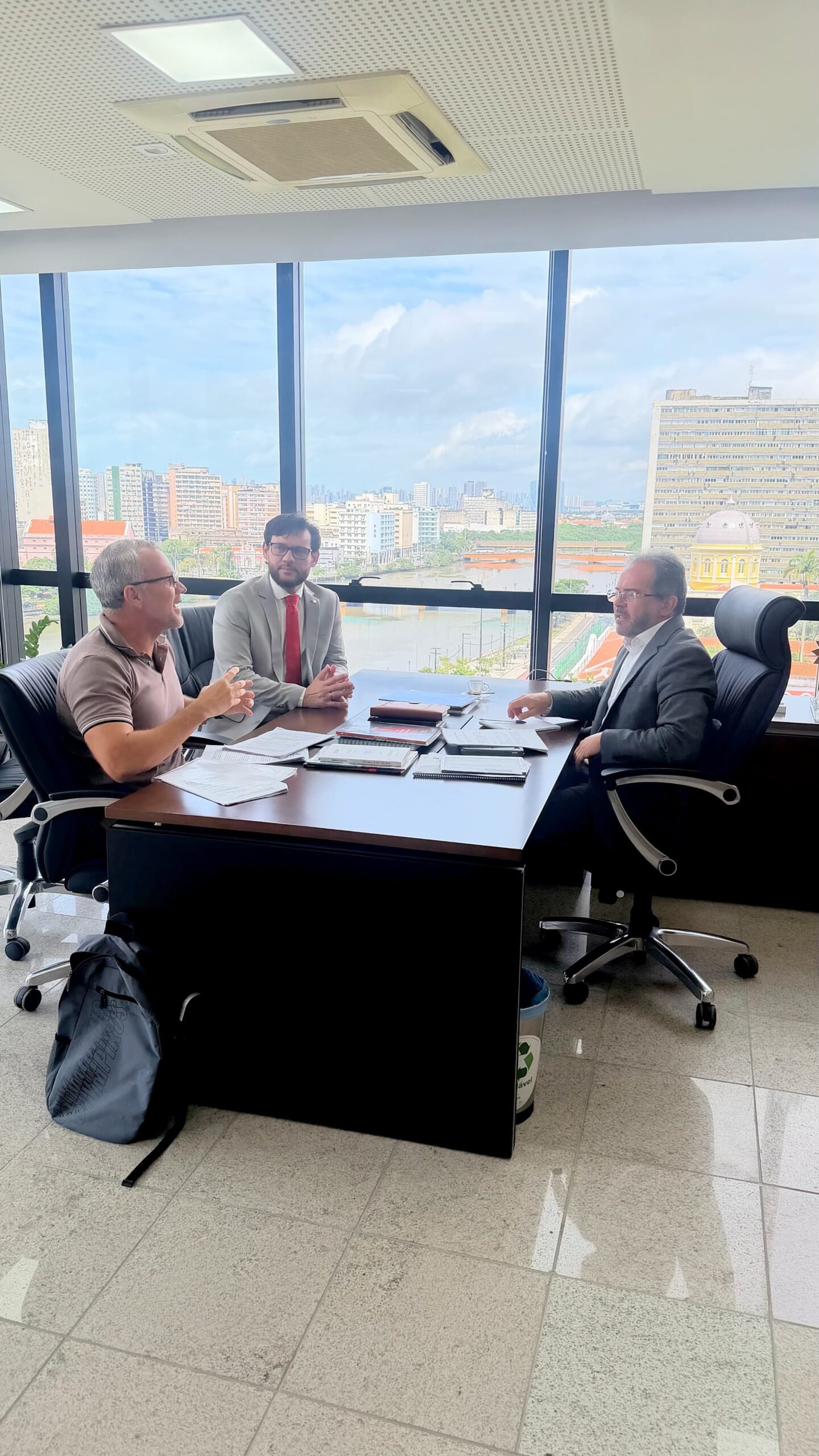 Gilmar Júnior enfrenta Raquel Lyra mais uma vez e vai ao TCE em defesa da convocação dos aprovados em concursos da segurança e saúde