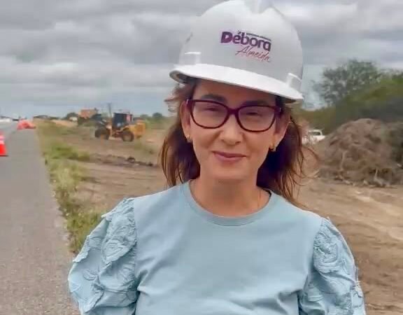 Débora vai à BR-232, fiscaliza obras e desmonta fake news sobre duplicação no Agreste