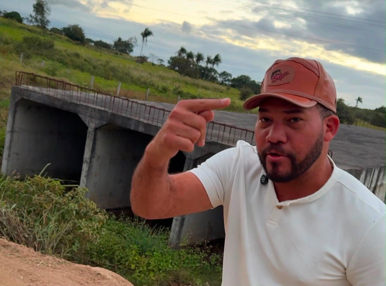 Deputado Abimael Santos fiscaliza obras abandonadas da PE-223 entre Bom Conselho e Saloá