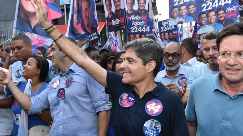 ACM Neto reúne multidão e faz “arrastão do 44” em primeira caminhada de campanha em Salvador