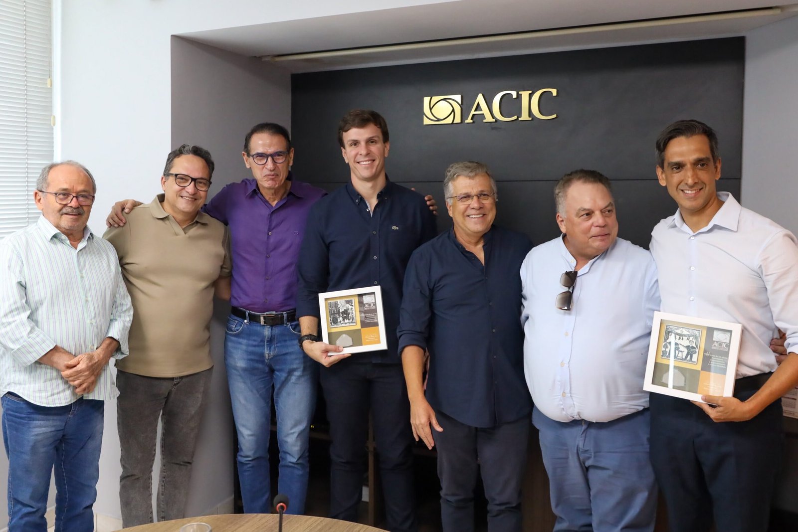 Miguel Coelho defende proteção dos programas sociais e regras rígidas para as BETs em encontro com a ACIC