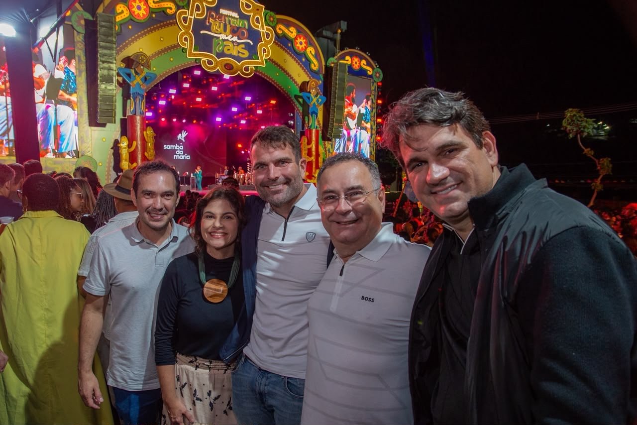 Zeca acompanha segunda noite do Pernambuco Meu País em Arcoverde ao lado de Priscila Krause