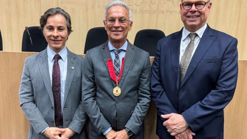 Prefeito Paulo Roberto recebe maior honraria do TRE-PE