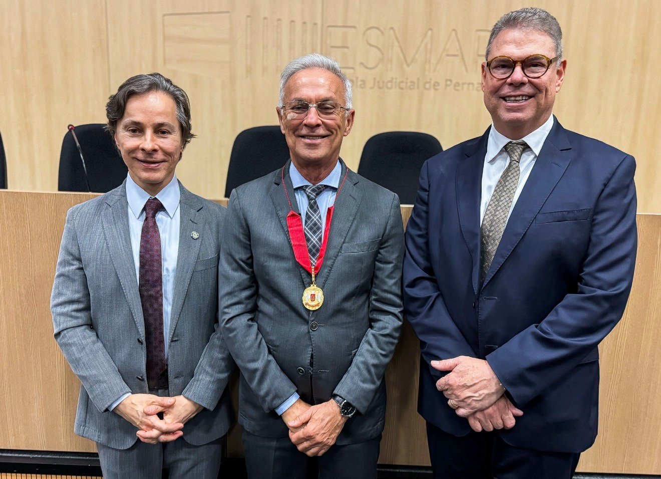 Prefeito Paulo Roberto recebe maior honraria do TRE-PE
