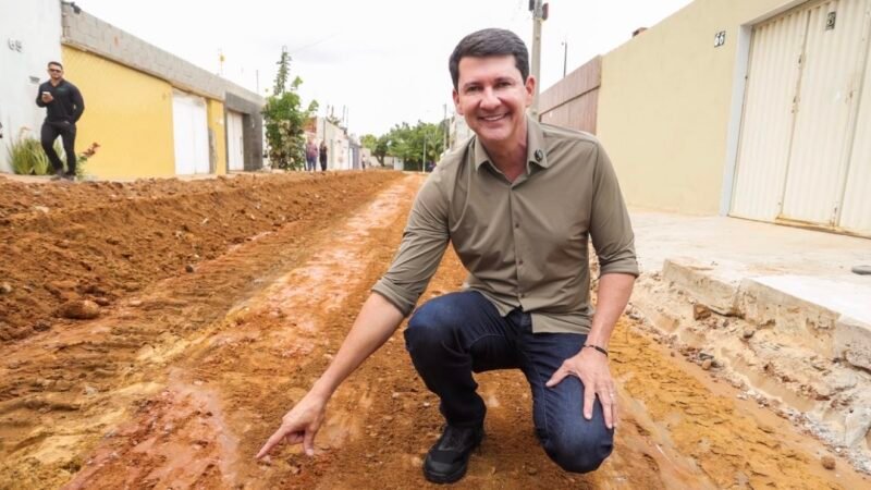 Obras de pavimentação avançam no bairro Quati e prefeito Simão Durando acompanha de perto execução