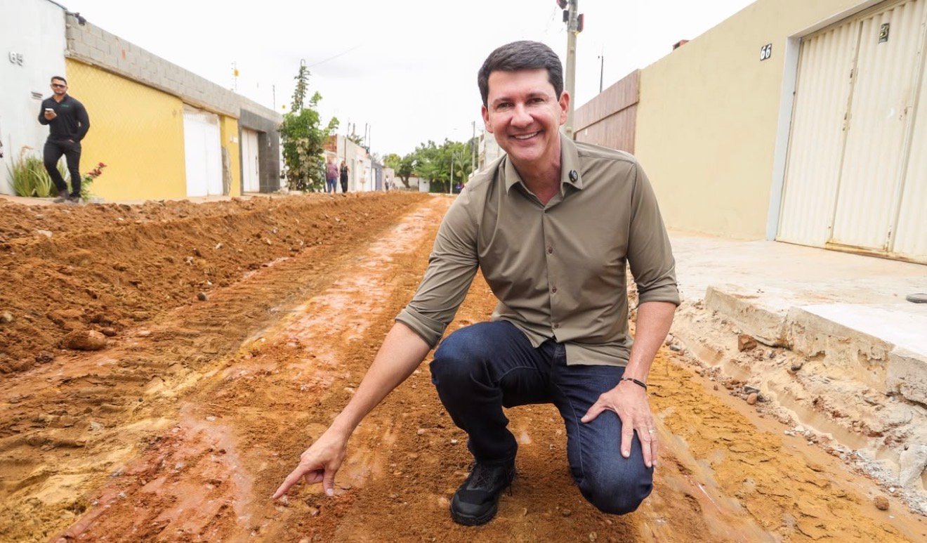 Obras de pavimentação avançam no bairro Quati e prefeito Simão Durando acompanha de perto execução