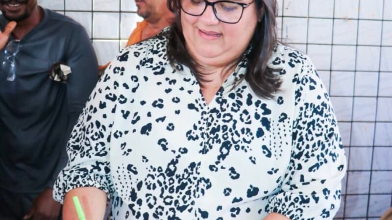 Prefeita Carol Jordão assina ordem de serviço para reforma do Mercado de Carne