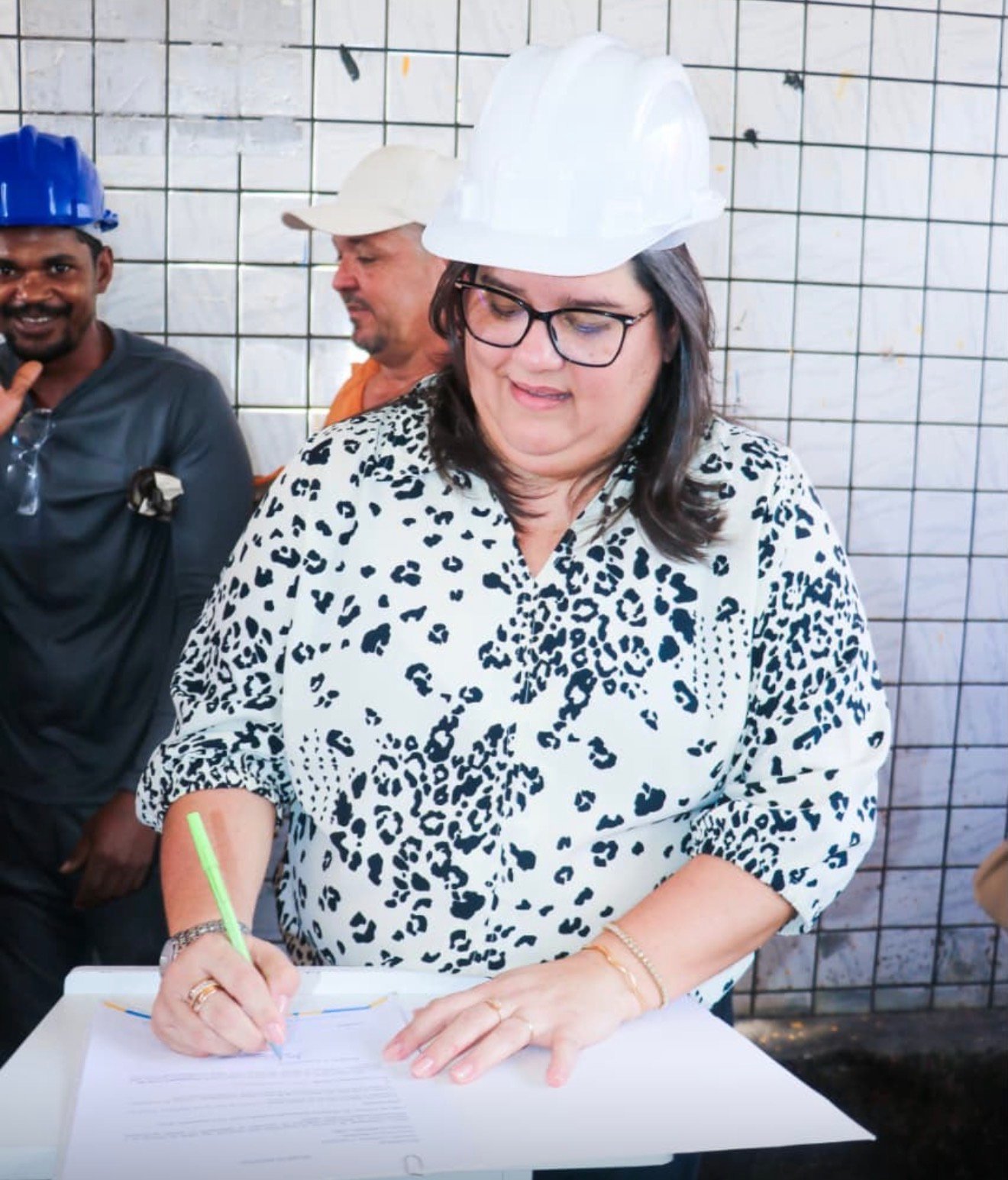 Prefeita Carol Jordão assina ordem de serviço para reforma do Mercado de Carne