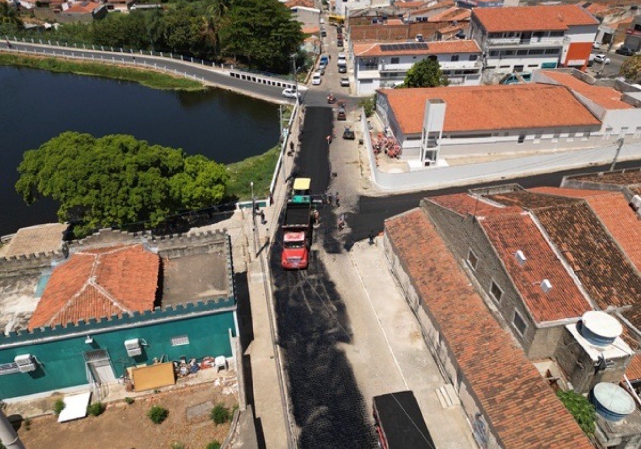 Parceria entre Prefeitura de Salgueiro e Governo de Pernambuco leva asfalto para as ruas do CVT e da Fachusc