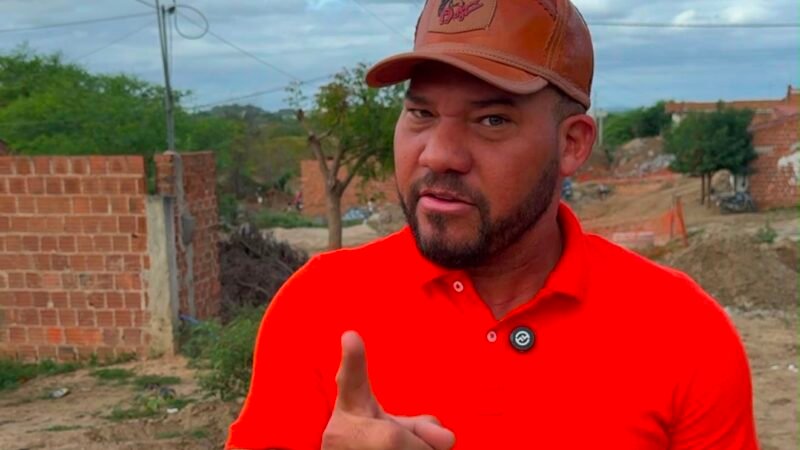Deputado Abimael Santos fiscaliza obras de saneamento na Vila Canaã, em Caruaru