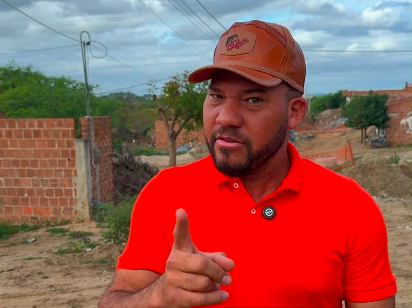 Deputado Abimael Santos fiscaliza obras de saneamento na Vila Canaã, em Caruaru