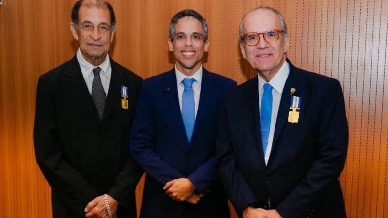 Artista plástico Ferreira e senador Fernando Dueire recebem Medalha Joaquim Nabuco por proposta do deputado Jarbas Filho