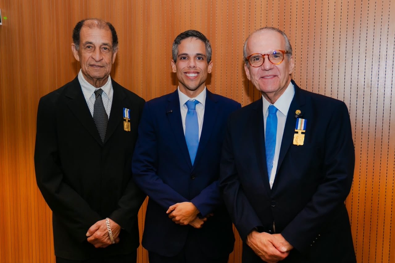 Artista plástico Ferreira e senador Fernando Dueire recebem Medalha Joaquim Nabuco por proposta do deputado Jarbas Filho