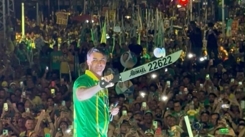 Facão do deputado Abimael Santos é usado por Flávio Bolsonaro em promessa de castração química de estupradores