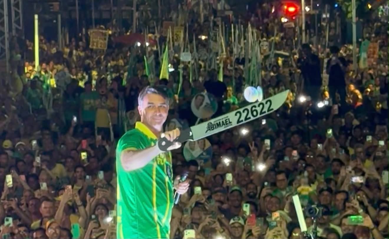 Facão do deputado Abimael Santos é usado por Flávio Bolsonaro em promessa de castração química de estupradores