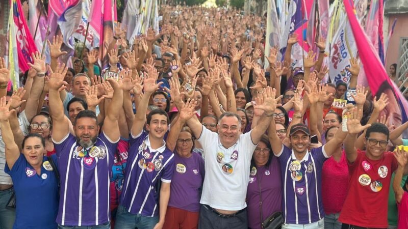 Zeca leva multidão às ruas da Cidade Jardim e anuncia obras de calçamento durante caminhada