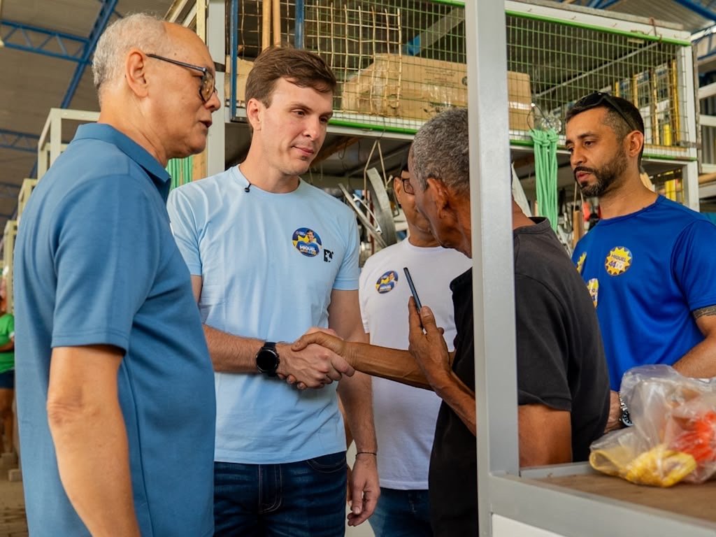 Miguel Coelho amplia presença na Região Metropolitana com visita à feira de Abreu e Lima