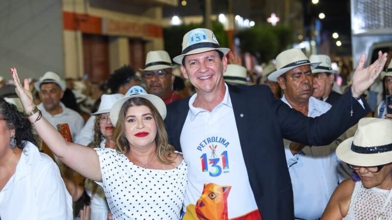 Simão Durando celebra Petrolina em serenata marcada por ruas lotadas e emoção à flor da pele