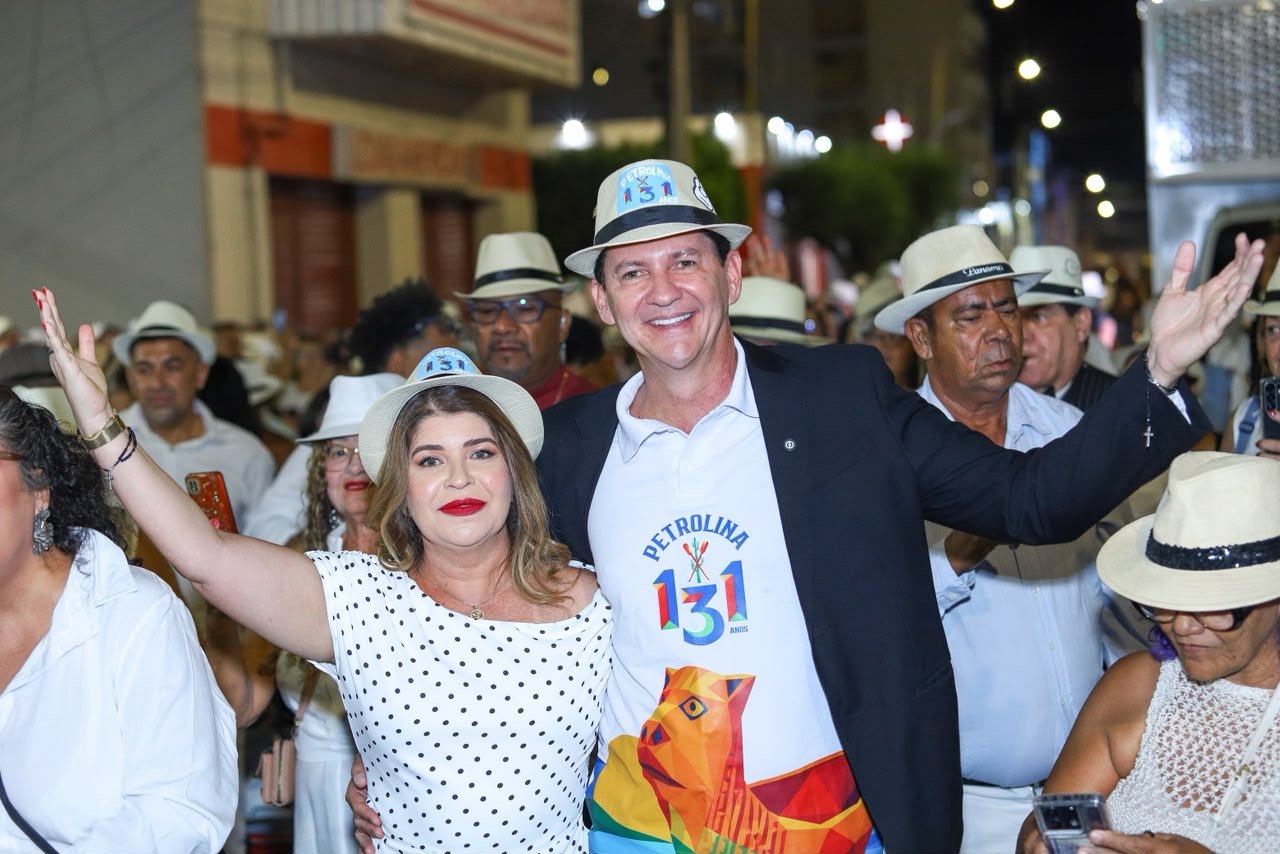 Simão Durando celebra Petrolina em serenata marcada por ruas lotadas e emoção à flor da pele