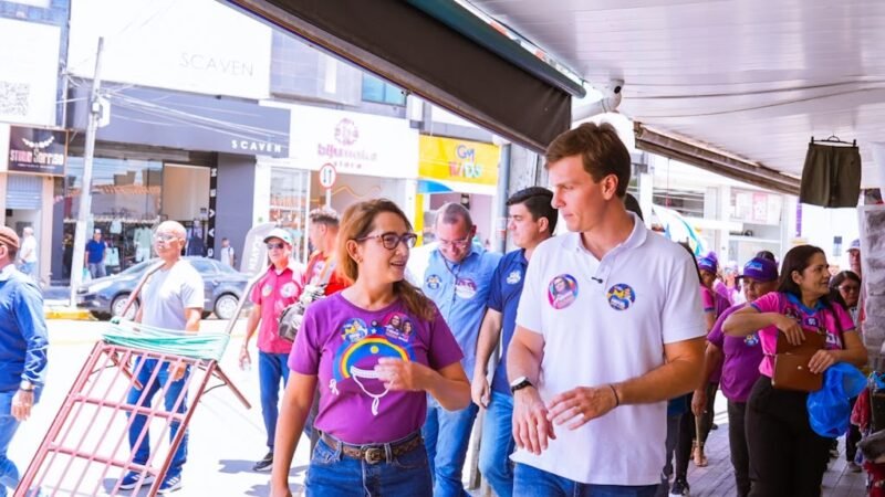 Miguel Coelho percorre Feira da Sulanca de Caruaru ao lado de Débora Almeida