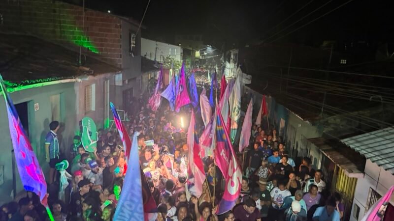 Ao lado de candidatos, prefeito Éder reúne multidão nas ruas de Vicência
