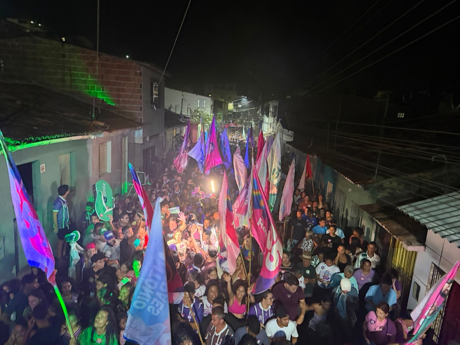 Ao lado de candidatos, prefeito Éder reúne multidão nas ruas de Vicência
