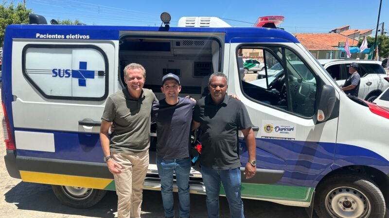 Victor Coelho entrega nova ambulância à Barra de São Pedro, conquistada através de Augusto Coutinho
