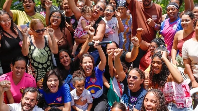 Em roda de conversa com mulheres da comunidade Caranguejo Tabaiares, Raquel anuncia ações voltadas para as periferias
